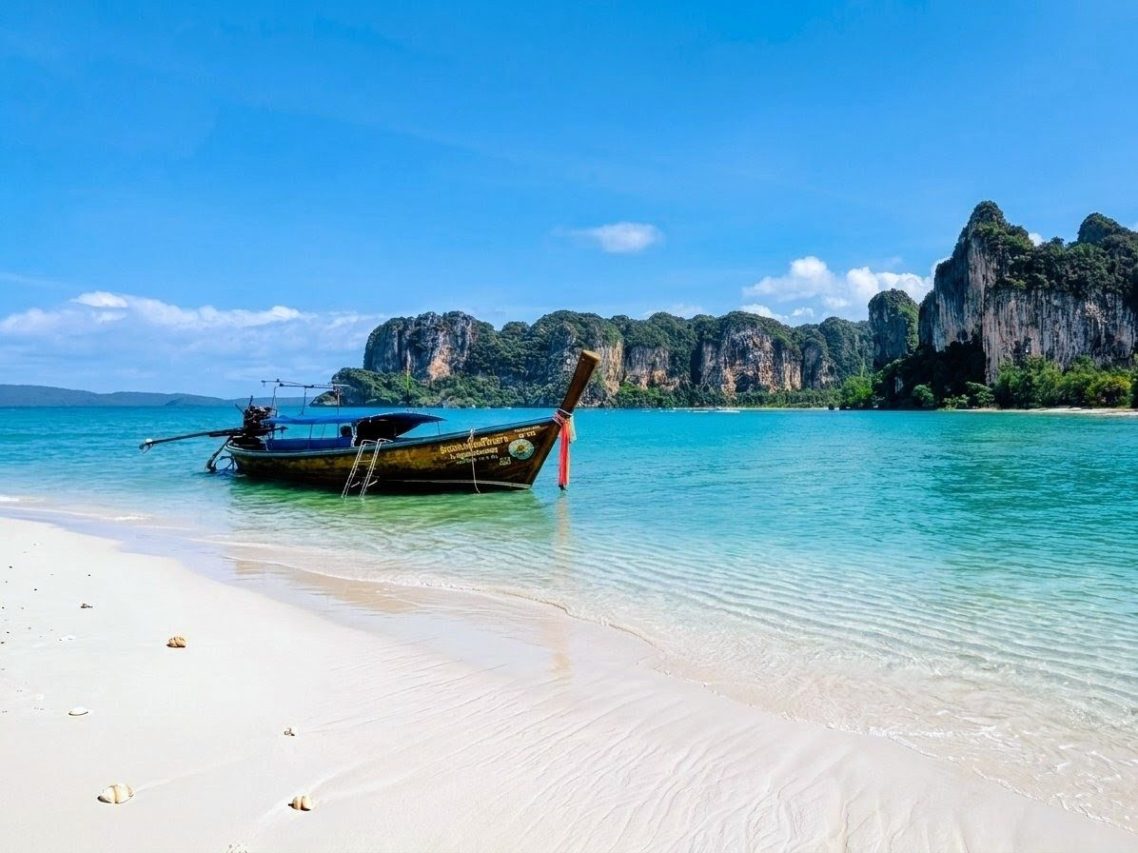 Authentisches Reise-Storytelling Thailand Krabi Longtailboot DiCoPro