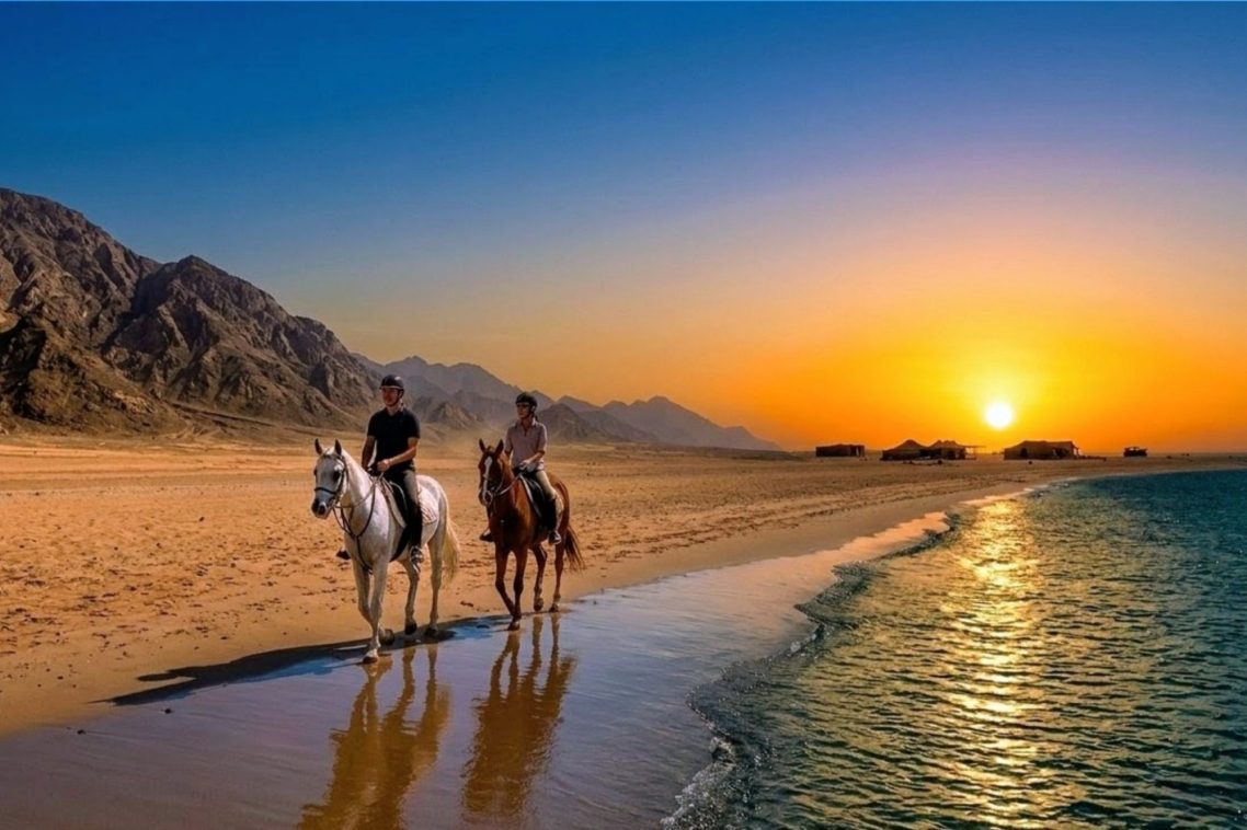 Reitausflug am Strand bei Sonnenuntergang Ägypten DiCoPro Tourismus Storytelling